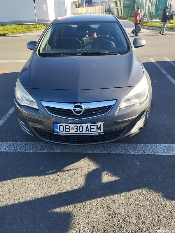 Gri Utilizat 2012 Opel Astra Hatchback | 3.200 EUR (Super Preț) - Imagine 1/4