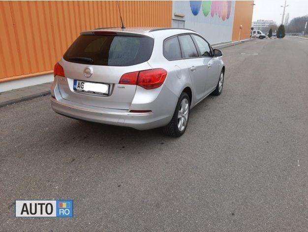 Second-hand Opel Astra 125 CP (91 kW) 2011 Argintiu Berlinǎ