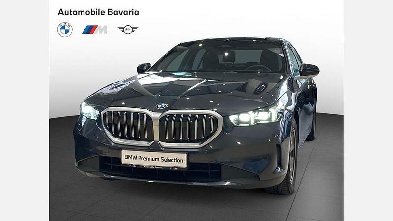 Gri sophisto brilliant effect metalizat metalizat Utilizat 2024 BMW 520 Comfort Edition Berlinǎ | 50.433 EUR (Super Preț) - Imagine 1/4