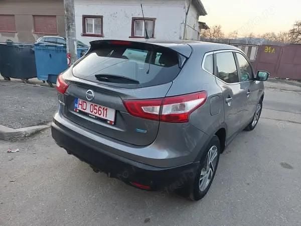 Gri Utilizat 2015 Nissan Qashqai SUV | 7.950 EUR (Super Preț) - Imagine 1/4