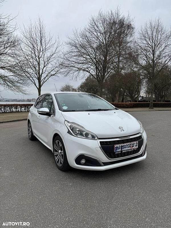 Alb Utilizat 2015 Peugeot 208 Allure Hatchback | 4.749 EUR (Preț OK) - Imagine 1/4
