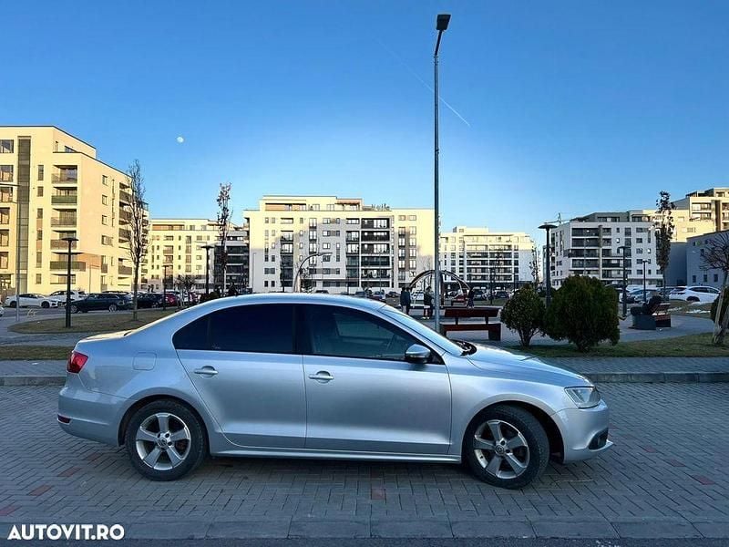 Second-hand VW Jetta 105 CP (77 kW) 2011 Culoaregri Berlinǎ