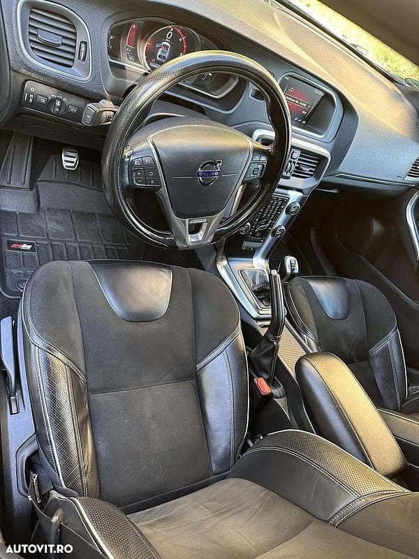 Second-hand Volvo V40 Summum 120 CP (88 kW) 2015 Culoarealbastru Hatchback