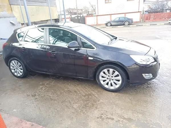 Second-hand Opel Astra 110 CP (80 kW) 2011 Culoarenegru Hatchback