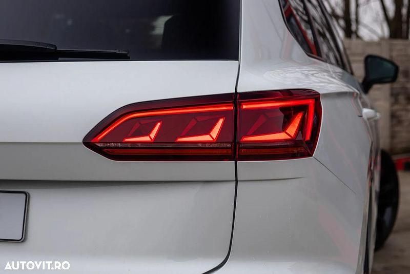 Second-hand VW Touareg R-line 340 CP (250 kW) 2021 Culoarealb SUV