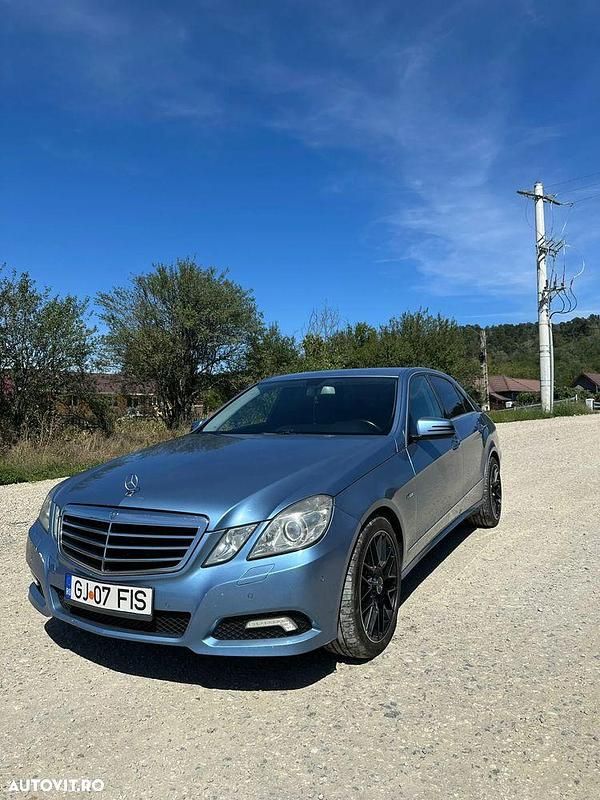 Culoarealbastru Utilizat 2010 Mercedes E250 Berlinǎ | 7.800 EUR (Preț OK) - Imagine 1/4