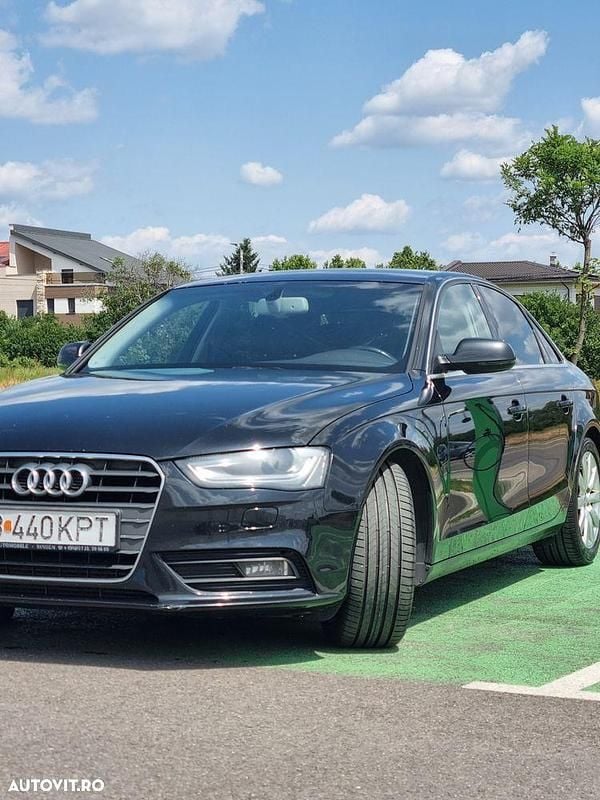 Culoarenegru Utilizat 2013 Audi A4 Sport Berlinǎ | 6.400 EUR (Preț bun) - Imagine 1/4