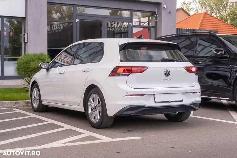 Second-hand VW Golf VIII Life 110 CP (80 kW) 2023 Culoarealb Hatchback