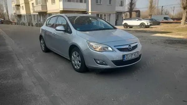 Utilizat 2010 Opel Astra Hatchback | 4.399 EUR (Puțin scump) - Imagine 1/4