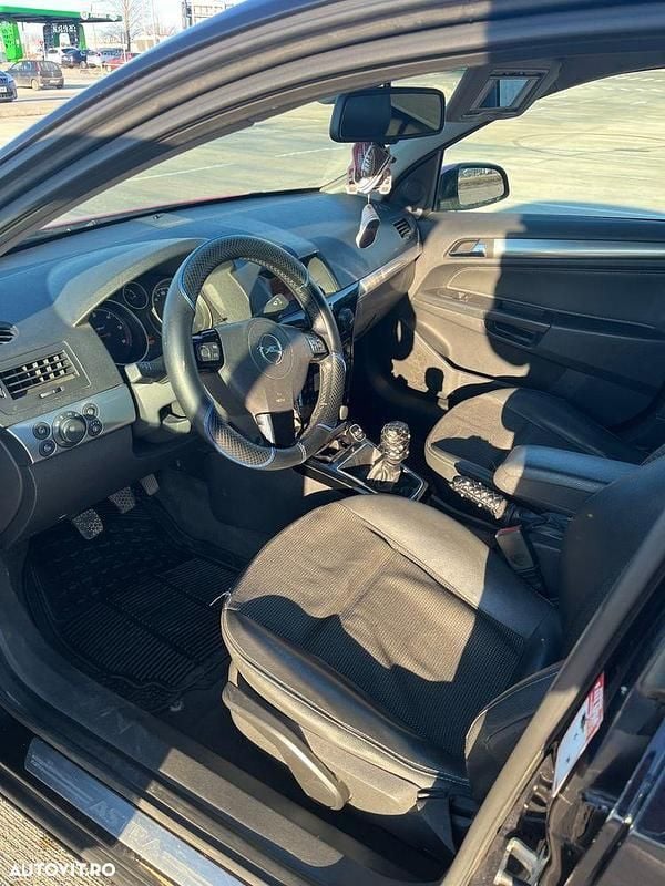 Second-hand Opel Astra 110 CP (80 kW) 2010 Culoarenegru Hatchback