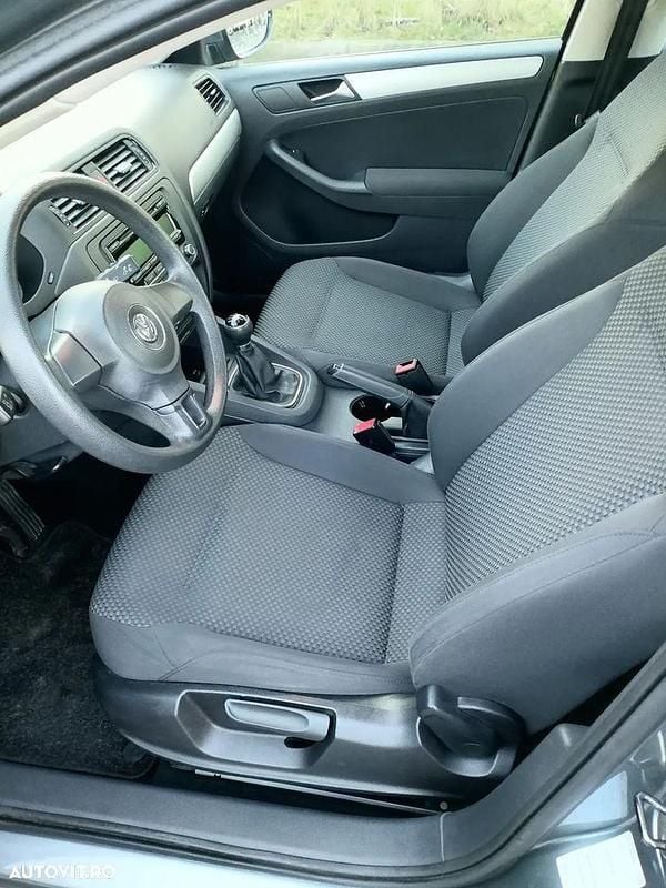 Second-hand VW Jetta Comfortline 105 CP (77 kW) 2011 Culoaregri Berlinǎ