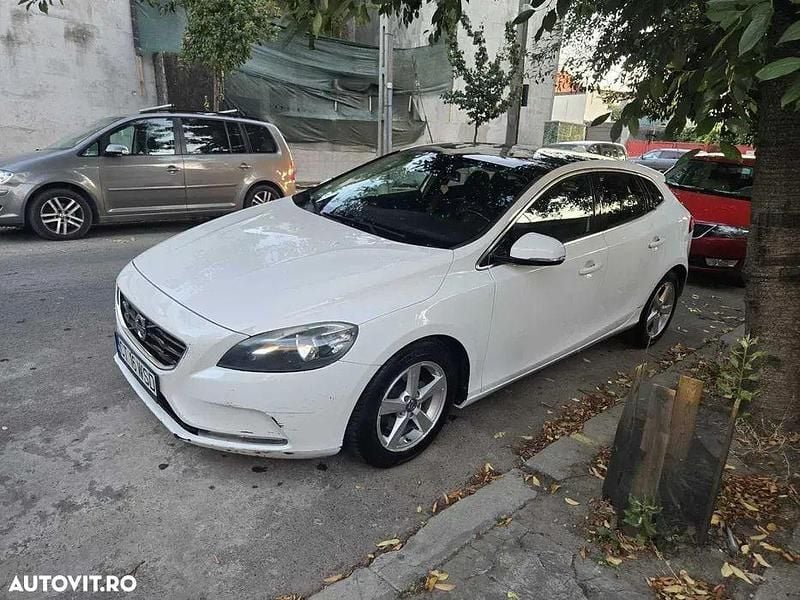 Culoarealb Utilizat 2013 Volvo V40 Momentum Break | 6.750 EUR (Preț bun) - Imagine 1/4