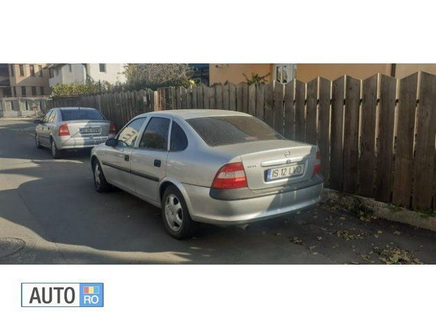 Second-hand Opel Vectra 101 CP (74 kW) 1998 Argintiu Berlinǎ