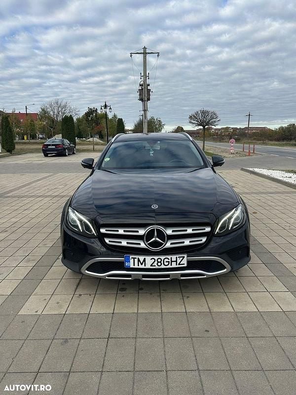 Culoarenegru Utilizat 2018 Mercedes E220 Exclusive Break | 17.990 EUR (Super Preț) - Imagine 1/4