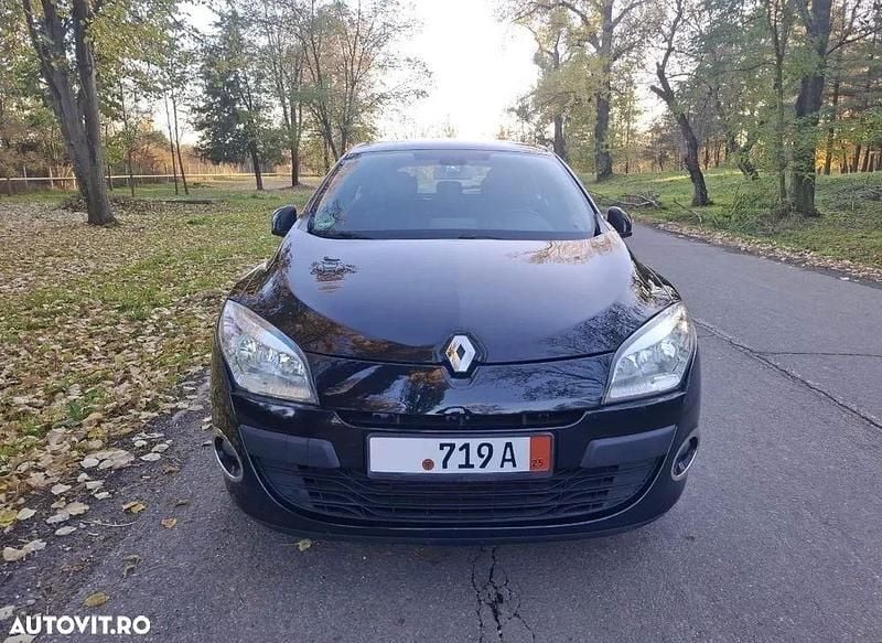 Culoarenegru Utilizat 2011 Renault Mégane III Expression Hatchback | 4.350 EUR (Preț OK) - Imagine 1/4