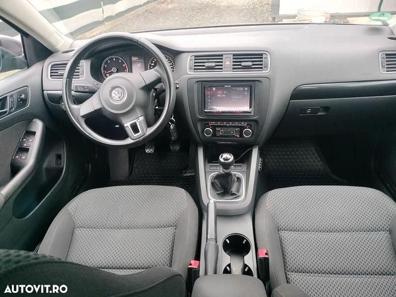 Second-hand VW Jetta Freestyle 160 CP (117 kW) 2011 Culoaregri Berlinǎ