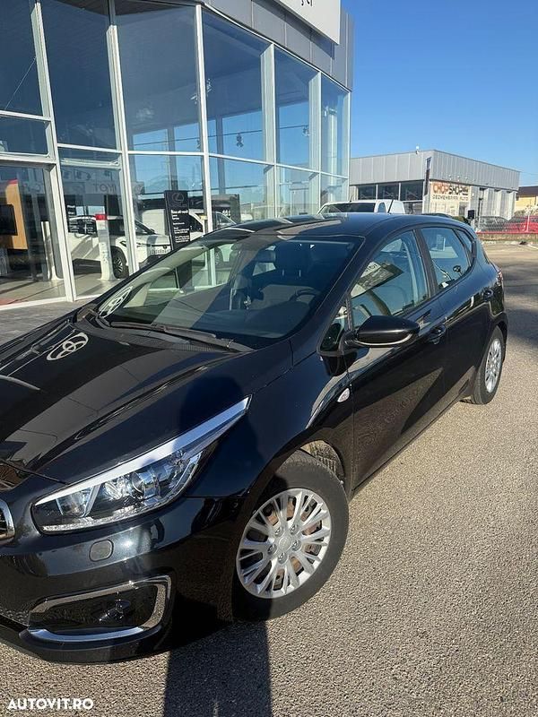 Second-hand Kia Ceed 100 CP (73 kW) 2018 Culoarenegru Hatchback