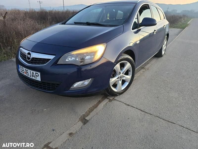 Culoarealbastru Utilizat 2012 Opel Astra Selection Break | 2.400 EUR (Preț bun) - Imagine 1/4