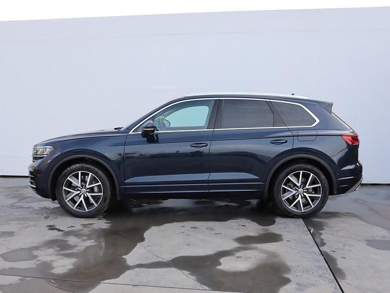 Second-hand VW Touareg Elegance 381 CP (280 kW) 2023 Albastru inchis  metalic perleffect SUV