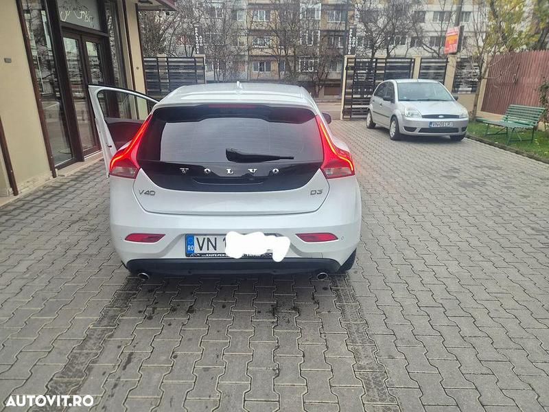 Second-hand Volvo V40 149 CP (109 kW) 2015 Culoarealb Hatchback