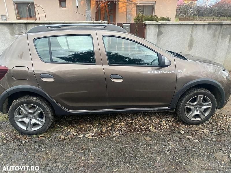 Culoaremaro Utilizat 2017 Dacia Sandero Prestige Hatchback | 6.900 EUR (Preț OK) - Imagine 1/4