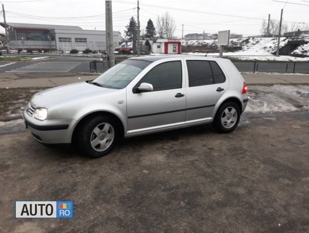 Second-hand VW Golf IV 115 CP (84 kW) 2002 Argintiu