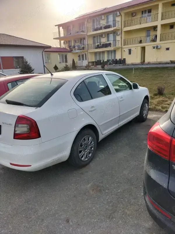 Alb Utilizat 2011 Skoda Octavia Berlinǎ | 2.900 EUR (Super Preț) - Imagine 1/4