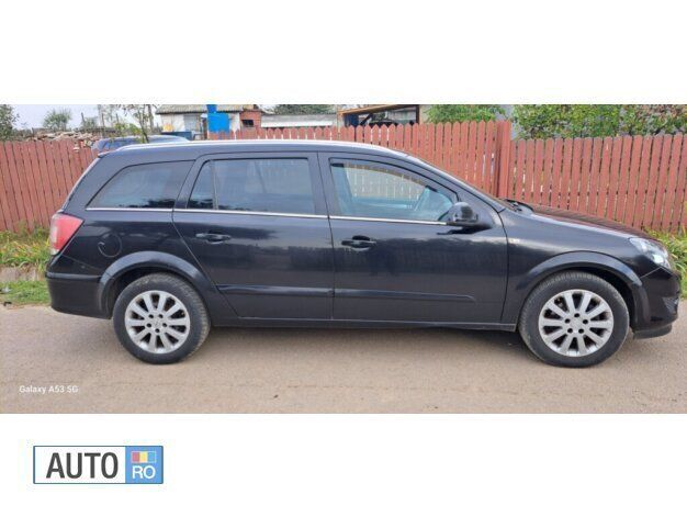 Negru Utilizat 2011 Opel Astra Break | 3.500 EUR (Preț OK) - Imagine 1/3