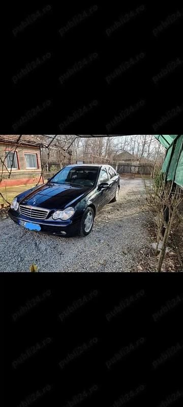 Second-hand Mercedes 220 143 CP (105 kW) 2002 Berlinǎ