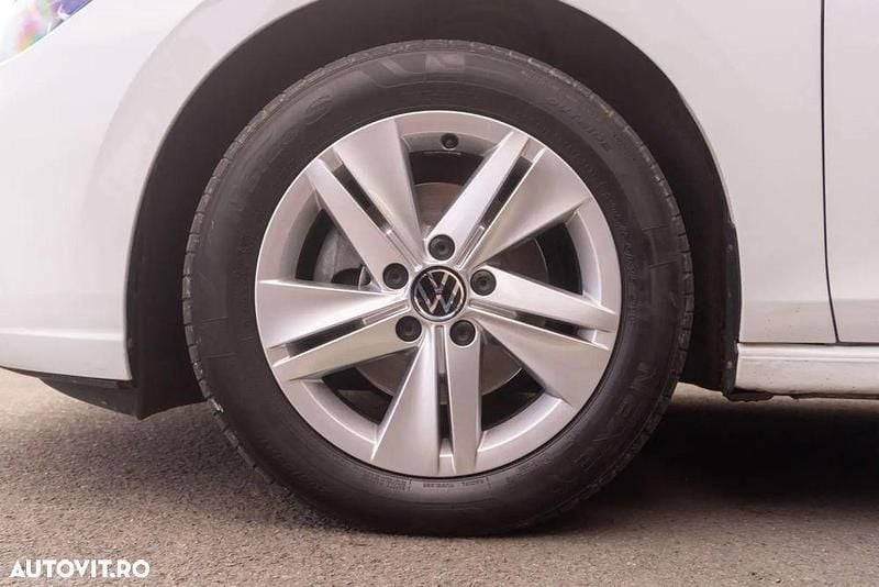 Second-hand VW Golf VIII Life 110 CP (80 kW) 2023 Culoarealb Hatchback