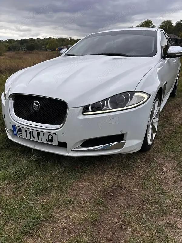 Alb Utilizat 2013 Jaguar XF Luxury Berlinǎ | 8.990 EUR - Imagine 1/4