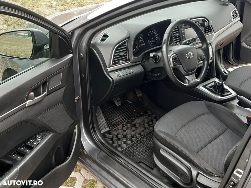 Gri Utilizat 2017 Hyundai Elantra Comfort Berlinǎ | 8.250 EUR (Super Preț) - Imagine 1/4