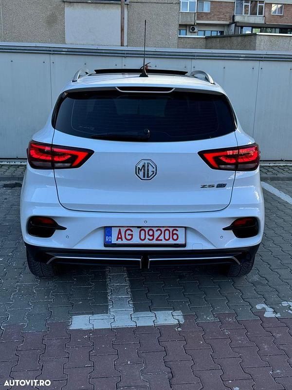 Second-hand MG ZS Luxury 130 kW (177 CP) 2022 Culoarealb SUV