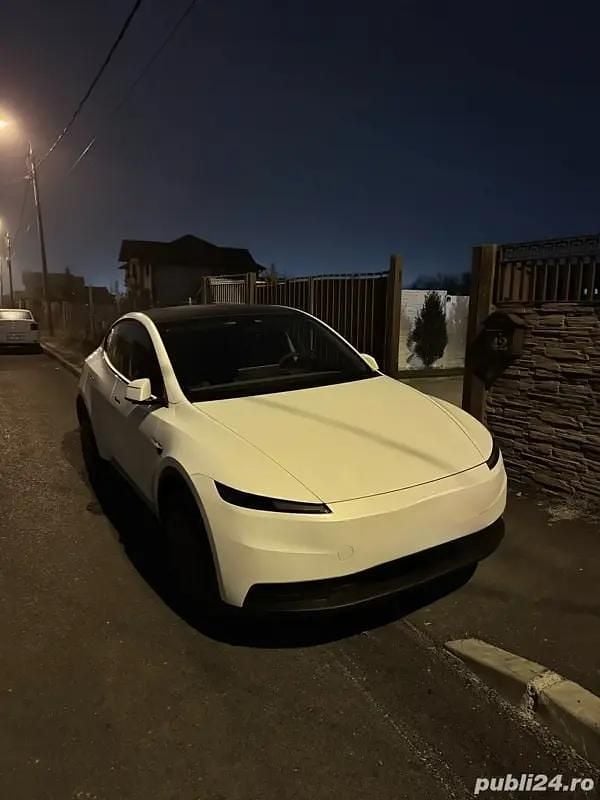 Second-hand Tesla Model Y Standard Range 220 kW (300 CP) 2025 SUV