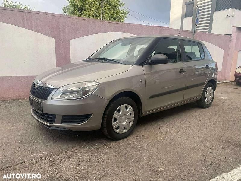 Bej Utilizat 2012 Skoda Fabia Ambition | 2.900 EUR (Preț bun) - Imagine 1/4