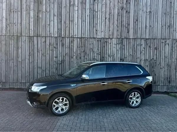 Second-hand Mitsubishi Outlander P-HEV 207 CP (152 kW) 2015 Negru SUV