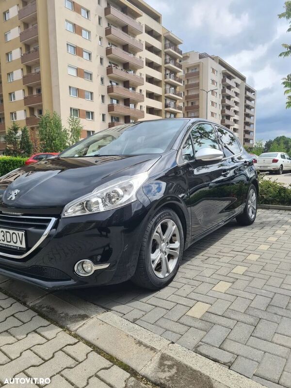Negru Utilizat 2014 Peugeot 208 Allure Hatchback | 6.800 EUR (Scump) - Imagine 1/4