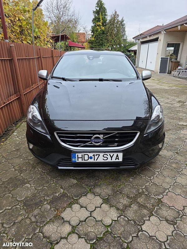 Second-hand Volvo V40 R-Design 120 CP (88 kW) 2015 Culoarenegru Hatchback