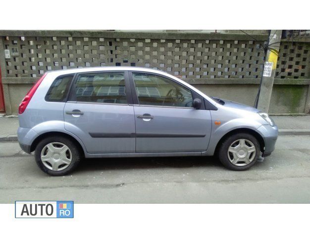 Second-hand Ford Fiesta 73 CP (53 kW) 2005 Albastru marin Hatchback