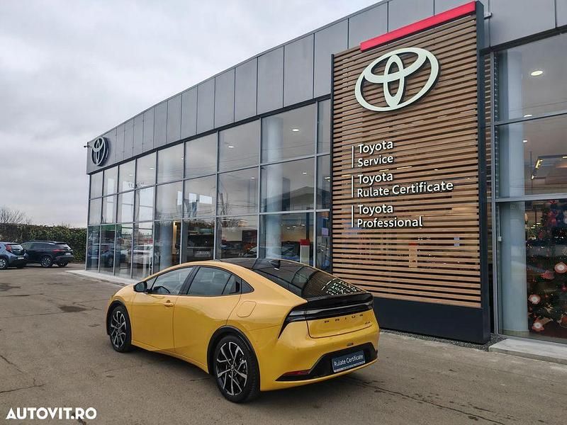 Second-hand Toyota Prius 223 CP (164 kW) 2023 Culoaregalbeuriu Hatchback