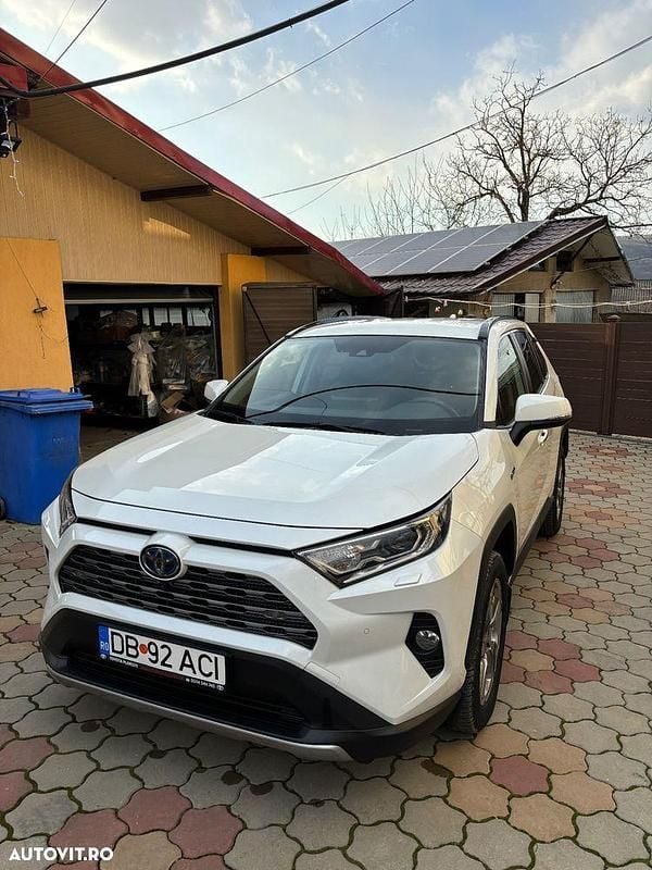 Second-hand Toyota RAV4 Hybrid 178 CP (130 kW) 2021 Culoarealb SUV