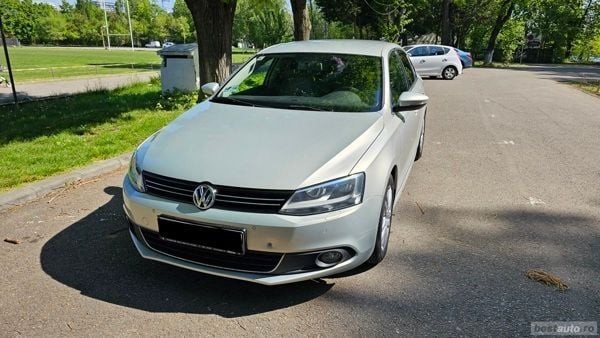 Second-hand VW Jetta 140 CP (102 kW) 2012 Argintiu Berlinǎ