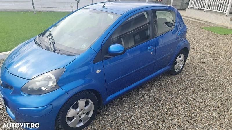 Culoarealbastru Utilizat 2009 Toyota Aygo Hatchback | 2.300 EUR - Imagine 1/4