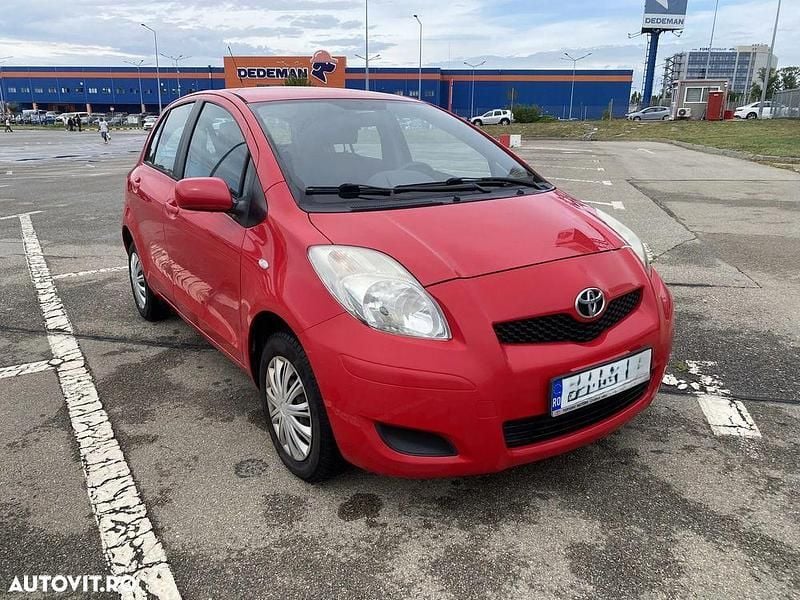 Second-hand Toyota Yaris Comfort 69 CP (50 kW) 2011 Culoarerosu Hatchback