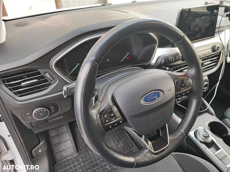 Second-hand Ford Focus Active 120 CP (88 kW) 2019 Culoarealb Hatchback