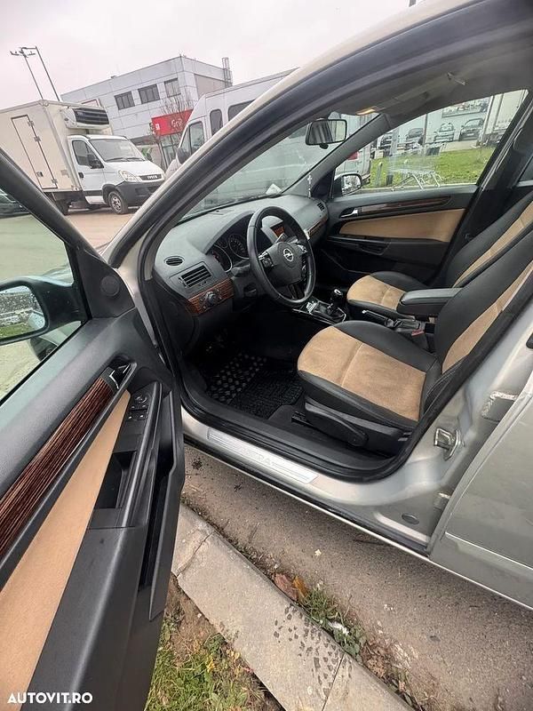 Second-hand Opel Astra Cosmo 100 CP (73 kW) 2008 Culoarebej Berlinǎ