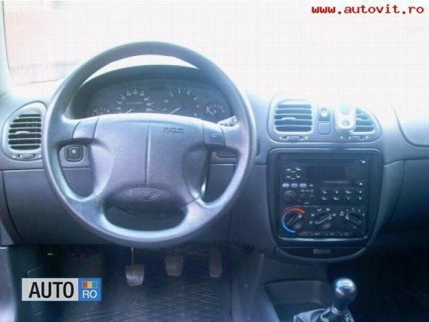Second-hand Chevrolet Nubira 105 CP (77 kW) 2000 Rosu Berlinǎ