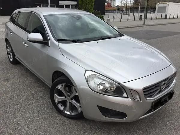 Argintiu Utilizat 2011 Volvo V60 Momentum Break | 5.900 EUR (Preț bun) - Imagine 1/4