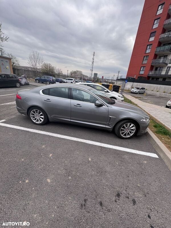 Argint Utilizat 2014 Jaguar XF Luxury Berlinǎ | 8.999 EUR (Preț OK) - Imagine 1/4