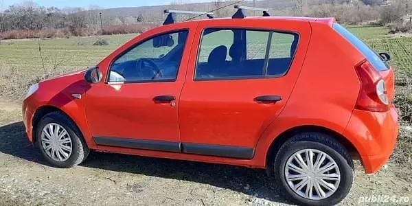 Rosu Utilizat 2011 Dacia Sandero Hatchback | 2.200 EUR (Preț bun) - Imagine 1/4
